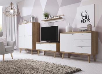 Komoa_PK107 meble pokojowe VIVO dąb biały, komoda na drewnianych nogach, styl skandynawski, witryna na drewnianych nogach, szafka rtv biała, komoda dąb riviera, witryna biała, komoda do salonu biała, komoda na nogach