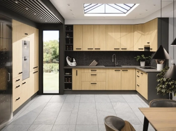 tanie-meble kuchenne-kuchnia-na-wymiar-szafki-kuchenne-modułowe-fronty w--jodełke-ryflowanymi-frontami-chichym-domykiem-blum-meblescandi-ant.webp