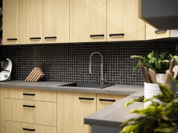 tanie-meble kuchenne-kuchnia-na-wymiar-szafki-kuchenne-modułowe-fronty w--jodełke-ryflowanymi-frontami-chichym-domykiem-blum-meblescnadi-ant-zblienie-3.webp